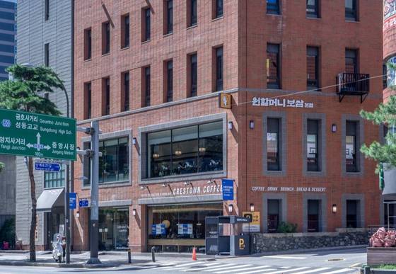 원할머니 보쌈족발이 창립 50주년을 맞아 서울 황학동 본점을 전면 리뉴얼하고 플래그십 공간으로 새롭게 선보였다. 사진 원앤원㈜