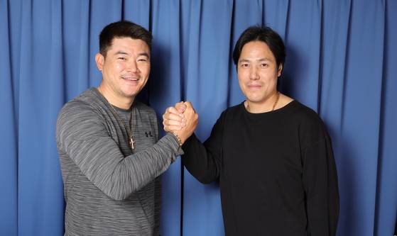 프로야구를 대표하는 두 베테랑인 SSG 노경은(왼쪽)과 LG 김진성. 새해를 맞아 후배들과 40대 동년배들에게 희망을 전했다. 강정현 기자