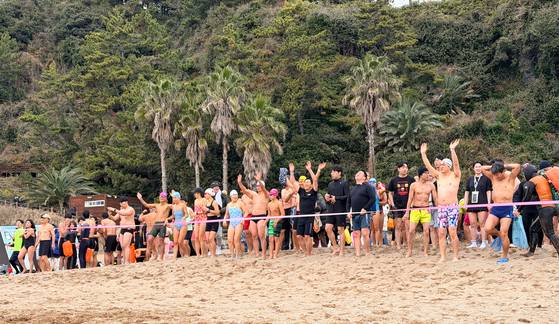 1일 낮 12시 제27회 서귀포 겨울바다 국제펭귄수영대회 참가자들이 중문색달해수욕장의 겨울 바닷물에 뛰어들기 전 출발선에서 대기하고 있다. 최충일 기자