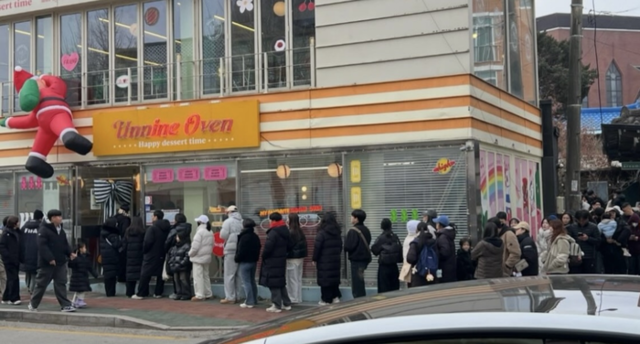 ▲ 전국을 휩쓸고 있는 ‘두바이 쫀득쿠키(두쫀쿠)’ 열풍이 원주에도 상륙, 겨울 한파로 움츠러든 지역 상권에 온기를 더하고 있다. 사진은 지난해 28일 원주의 한 카페 앞 모습. ‘언니네오븐’ 제공