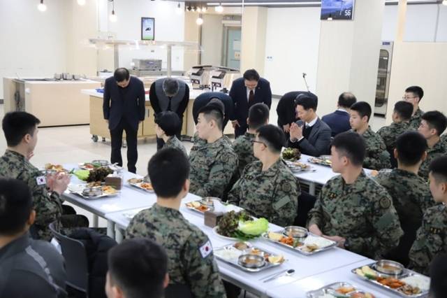 ▲ 국민의힘 박정하(원주 갑) 국회의원을 비롯한 국민의힘 내 모임 ‘대안과 미래’ 소속 의원들이 지난 달 31일 육군특수전사령부를 방문, 군 간부와 장병들에게 인사하고 있다. 이성권 의원 제공.