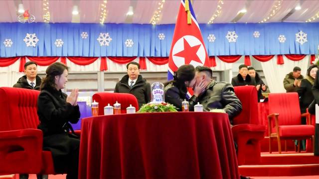 ▲ 전날 밤부터 평양 5월1일경기장에서 열린 2026년 신년경축공연에서 새해 카운트다운이 끝나자 김정은 북한 국무위원장의 딸 주애가 김 위원장 볼에 입을 맞추고 있다. 연합뉴스