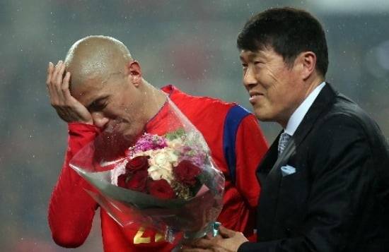 차두리(왼쪽)의 국가대표 은퇴 경기를 찾은 차범근 전 감독. / 사진=연합뉴스