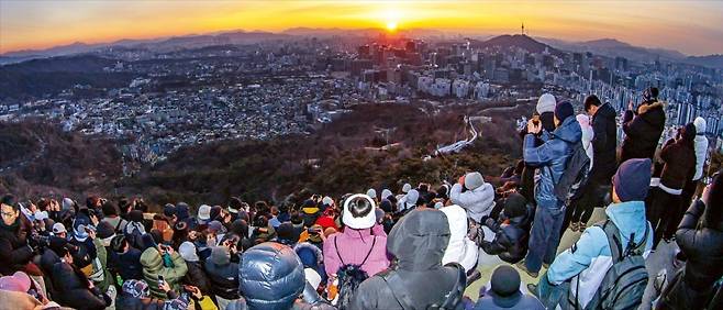 < 인왕산 해돋이 > 2026년 병오년(丙午年) 첫날인 1일 서울 인왕산에 오른 시민들이 새해 첫 해돋이를 촬영하고 있다. 이날 서울의 아침 최저기온은 영하 10도까지 내려가는 등 강추위가 이어졌다.  /최혁 기자