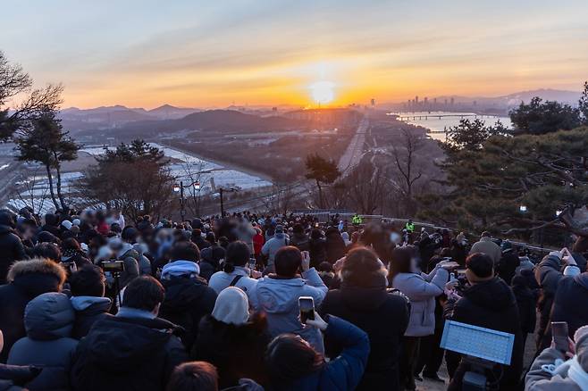 Citizens watch the sunrise at Haengjusanseong Fortress in Goyang, Gyeonggi Province, on the first day of 2026, on Thursday. (Goyang City Hall, Yonhap)