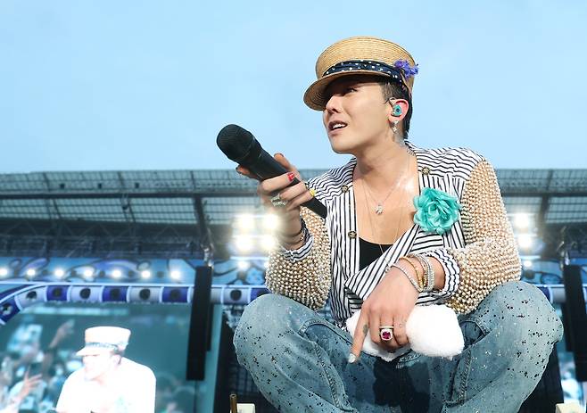 G-Dragon makes a surprise appearance at Psy's “Summer Swag” concert held in Incheon on June 28. [NEWS1]