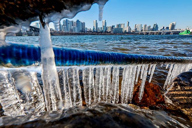Icicles hang along the Han River near Gwangjin District as subzero temperatures usher in full winter conditions in Seoul on Dec. 31, 2025.  [NEWS1]