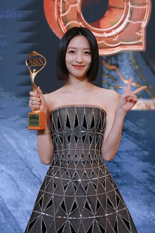 배우 표예진이 ‘2025 SBS 연기대상’ 수상자로 이름을 올리며, 한 해를 뜻깊게 마무리했다.