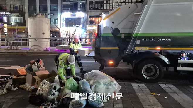 2026년 1월 1일 새벽 1시께 환경미화원 장이식 씨(58)와 정동수 씨(65)가 남대문 시장 인근의 쓰레기를 수거하고 있다. [이수민 기자]