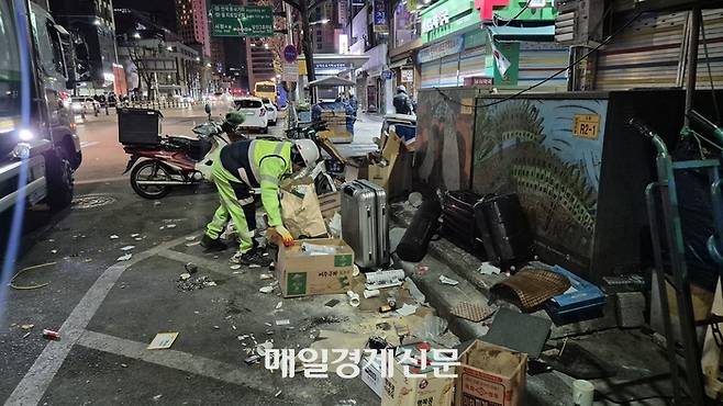2026년 1월 1일 새벽 1시께 환경미화원 장이식 씨(58)가 남대문 시장 인근의 쓰레기를 수거하고 있다. [이수민 기자]