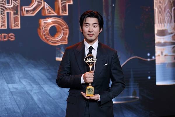 배우 윤계상이 2026년의 문을 화려하게 열었다.