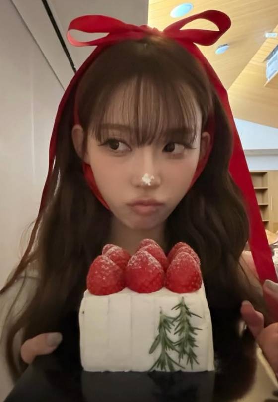 윈터는 1일 자신의 SNS에 “햅삐 마벌떼이(해피 마이 벌스데이)”라는 글과 함께 여러 장의 사진을 게재했다. / 사진 = 윈터 SNS