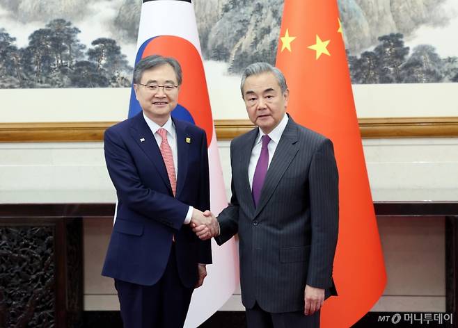 [베이징=신화/뉴시스] 조현(왼쪽) 외교부 장관이 17일(현지 시간) 중국 베이징에서 왕이 중국 외교부장과 회담 전 악수하고 있다. 2025.09.18.