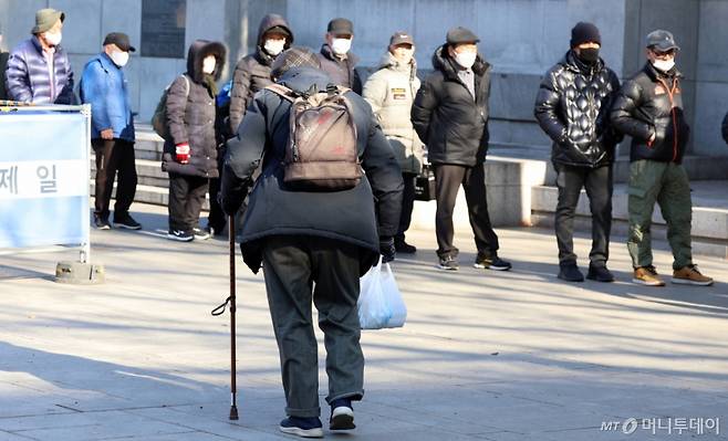 지난해 1월 2일 서울 종로구 탑골공원에서 노인들이 이동하고 있다/사진=뉴스1 /사진=(서울=뉴스1) 김명섭 기자