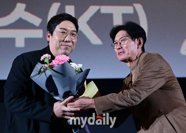 2025년 12월 4일 오후 서울 영등포 타임스퀘어 CGV 영등포 스크린X관에서 ‘제39회 스포츠서울 올해의 상’이 열렸다. KT 김현수가 이강철 감독의 축하를 받으며 올해의 리더상을 수상하고 있다./마이데일리