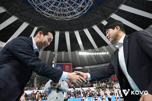 정관장 고희진 감독과 한국도로공사 김종민 감독./KOVO