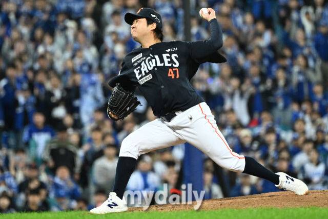 22일 대구 삼성라이온즈파크에서 열린 '2025 신한 SOL BANK KBO 포스트 시즌' 삼성 라이온즈와 한화 이글스 플레이오프(PO) 4차전 경기. 한화 김범수가 4회말 1사 1루에 선발 정우주와 교체돼 마운드에 올라 힘차게 투구하고 있다./마이데일리
