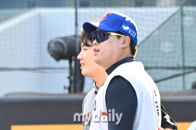 29일 대전 한화생명 볼파크 야구장에서 열린 '2025 신한 SOL BANK KBO리그' LG 트윈스와 한화 이글스 경기. 경기전 한화 류현진과 LG 선발 임찬규가 훈련중 이야기를 나누고 있다./마이데일리