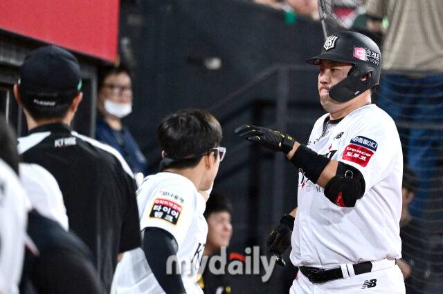 2025년 9월 4일 오후 경기도 수원KT위즈파크에서 열린 '2025 신한 SOL뱅크 KBO 리그' LG 트윈스와 KT 위즈의 경기. KT 장성우가 5회말 선두타자로 나와 홈런을 친 뒤 더그아웃으로 들어가고 있다./마이데일리