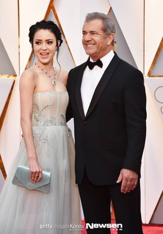 멜 깁슨과 로잘린드 로스