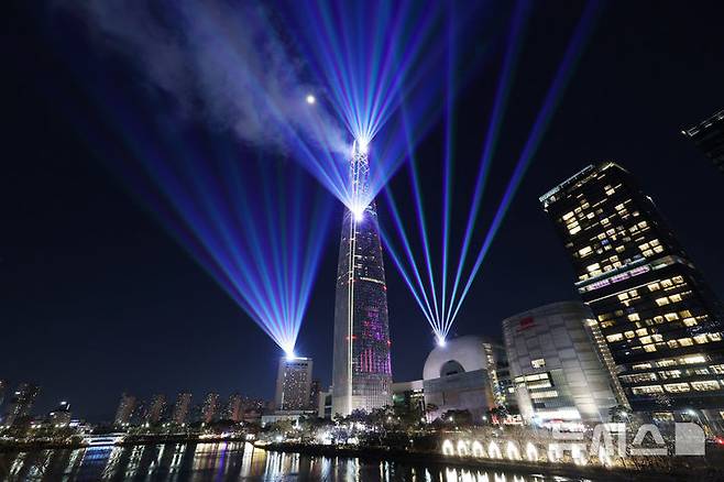 [서울=뉴시스] 김진아 기자 = 병오년 새해를 맞아 1일 오전 서울 송파구 롯데월드타워에서 열린 '2026 롯데월드 카운트다운 행사'에서 새해를 축하하는 메시지와 함께 레인보우 레이저 라이팅 쇼가 펼쳐지고 있다. 2026.01.01. bluesoda@newsis.com