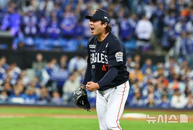 [대구=뉴시스] 최진석 기자 = 21일 대구 수성구 삼성라이온즈파크에서 열린 2025 신한 SOL 뱅크 KBO 포스트시즌 플레이오프 3차전 한화 이글스와 삼성 라이온즈의 경기, 5회말 한화 김범수가 무실점으로 이닝을 마친 후 포효하고 있다 . 2025.10.21. myjs@newsis.com