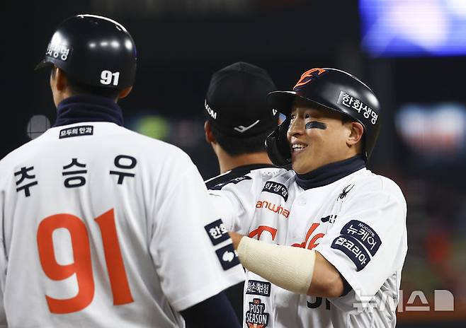 [대전=뉴시스] 김근수 기자 = 30일 대전 중구 한화생명볼파크에서 열린 2025 KBO 한국시리즈 4차전 LG 트윈스와 한화 이글스의 경기, 3회말 한화 손아섭이 안타를 치고 기뻐하고 있다. 2025.10.30. ks@newsis.com