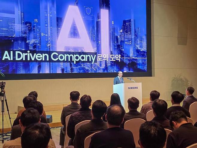 [서울=뉴시스] 전영현 삼성전자 대표이사 부회장이 31일 경기 삼성전자 수원 디지털시티에서 열린 삼성전자 창립 56주년 기념식에서 기념사를 하고 있다. (사진=삼성전자 제공) 2025.10.31. photo@newsis.com *재판매 및 DB 금지