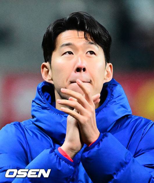 [OSEN=서울월드컵경기장, 지형준 기자] 홍명보 감독이 이끄는 한국 축구대표팀이 18일 오후 8시 서울월드컵경기장에서 열린&nbsp;11월 A매치 두 번째 친선경기에서&nbsp;'아프리카 강호' 가나를 상대로 1-0 승리했다.내달 2026 국제축구연맹(FIFA) 북중미 월드컵 조 추첨을 앞두고 열리는 마지막 평가전이었다.&nbsp;한국은 가나까지 잡아내면서 사상 최초로&nbsp;월드컵 포트 2를 확정하게 됐다. 이로써 대표팀은 홍명보 감독이 부임한 뒤 처음으로 A매치 2연전에서 나란히 승리를 거두게 됐다.경기를 마치고 대한민국 손흥민이 팬들에게 인사를 하고 있다. 2025.11.18 /jpnews@osen.co.kr