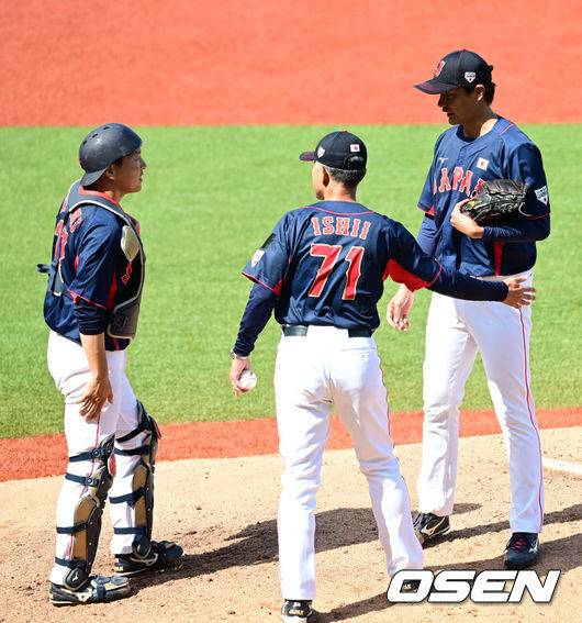 [OSEN=항저우(중국), 최규한 기자] 한국이 숙적 일본을 꺾고 슈퍼라운드 1차전을 승리로 장식했다.&nbsp;한국은 5일(이하 한국시간) 중국 저장성 사오싱 야구장에서 열린 2022 항저우 아시안게임 슈퍼라운드 일본전에서 2-0으로 이겼다. 선발 박세웅의 완벽투를 앞세워 승리를 거머쥐었다.&nbsp;일본 선발 가요 슈이치로를 교체하기 위해 마운드를 방문한 일본 이시이 감독. 2023.10.05 / dreamer@osen.co.kr