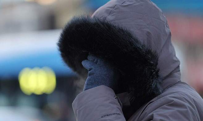 영하권의 강추위가 이어진 31일 서울 광화문네거리에서 움츠린 시민이 2025년 마지막 출근길에 나서고 있다. 뉴스1