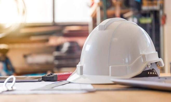 산업안전·건설·전기·설비 분야에서 확인된 자격 로드맵은, 중장년 재취업 시장의 방향을 명확히 보여주고 있다. 게티이미지