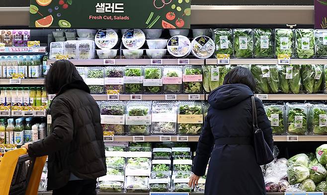 1일 서울의 한 대형마트에 시민들이 장을 보고 있다. 뉴스1