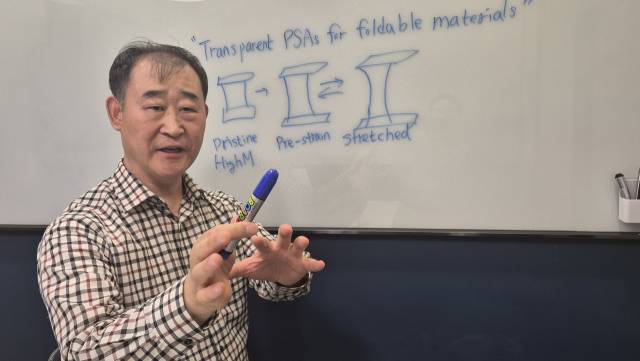 김현중 서울대 명예교수가 삼성 폴더블폰에 적용된 차세대 접착제의 과학기술 원리를 설명하고 있다. /고광본 선임기자