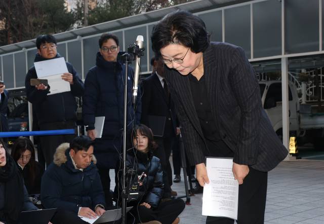 이혜훈 기획예산처 장관 후보자가 30일 출근하며 "내란은 민주주의를 파괴하는 불법적 행위"라며 사과하고 있다. 연합뉴스