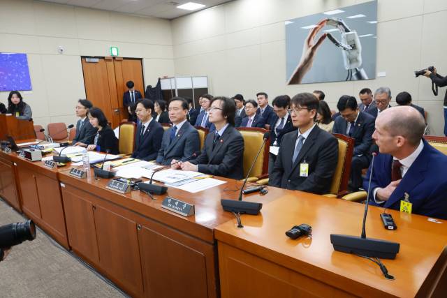 30일 국회에서 열린 쿠팡 침해사고 및 개인정보 유출, 불공정 거래, 노동환경 실태 파악과 재발 방지 대책 마련을 위한 청문회에서 해롤드 로저스 쿠팡 대표이사(오른쪽)가 쿠팡 새벽배송을 하다 사고로 숨진 고 오승용 씨 유족 질문에 답하고 있다. 연합뉴스