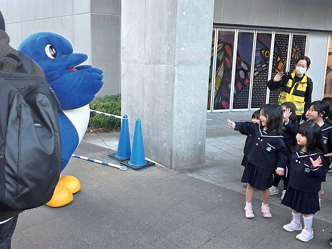 인형 탈을 쓴 나가레야마 시청 직원이 오타카노모리역 광장에서 하원 중인 유치원 원아들을 반갑게 맞이하고 있다. ⓒ시사저널 이태준