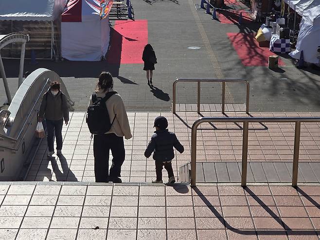 2025년 12월12일 유치원에 아이를 등원시키기 위해 이동 중인 나가레야마시 학부모 모습 ⓒ시사저널 이태준