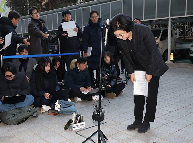 이혜훈&nbsp;기획예산처 장관 후보자가 지난달 30일 오전 서울 중구 예금보험공사에 마련된 인사청문회 준비 사무실로 출근하며 사과하고 있다. ⓒ연합뉴스