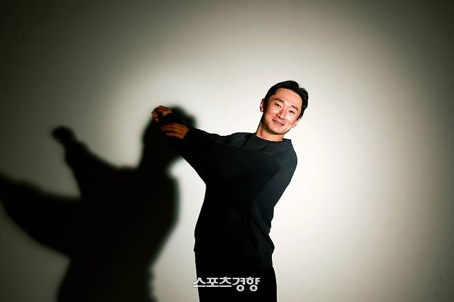 프로야구 LG 신민재가 지난해 12월 최강볼펜 출연에 이어 스튜디오에서 촬영을 하고 있다. 정지윤 선임기자