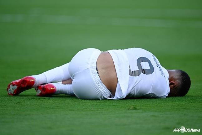 킬리안 음바페가 그라운드에 쓰러져있다. /AFPBBNews=뉴스1