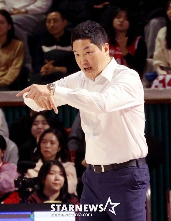 Seoul SK coach Jeon Hee-cheol is instructing a strategy during the 2025-2026 LG Electronics professional basketball regular league game held at Jamsil Student Gymnasium in Seoul at 4:30 pm on the 1st. /Photo=Kim Jin-kyung, standby