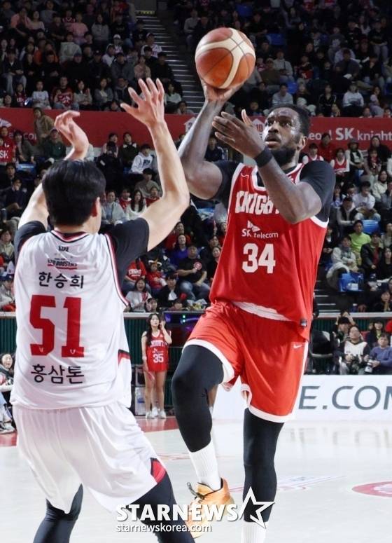 Jamil Warney (right) is attempting a shot after breaking through in the 2025-2026 LG Electronics professional basketball regular league game held at Jamsil Student Gymnasium in Seoul at 4:30 pm on the 1st. /Photo=Kim Jin-kyung, standby