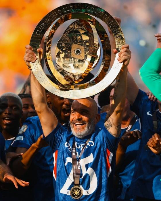 엔소 마레스카 첼시 감독이 2025 국제축구연맹(FIFA) 클럽월드컵 우승 후 트로피를 번쩍 들고 있다. /사진=첼시 공식 사회관계망서비스(SNS)