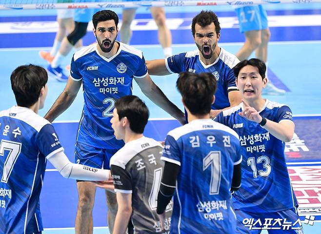 1일 오후 인천 계양체육관에서 열린 '진에어 2025-2026 V-리그' 대한항공과 삼성화재의 경기, 삼성화재 아히가 득점 후 기뻐하고 있다. 인천, 김한준 기자