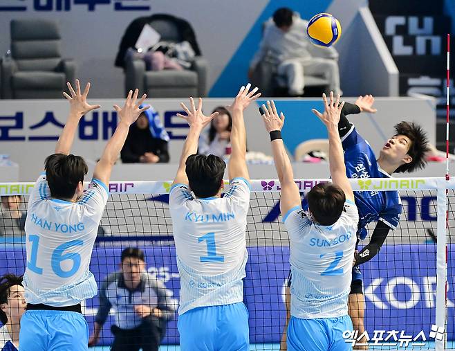 1일 오후 인천 계양체육관에서 열린 '진에어 2025-2026 V-리그' 대한항공과 삼성화재의 경기, 삼성화재 이윤수가 공격을 시도하고 있다. 인천, 김한준 기자