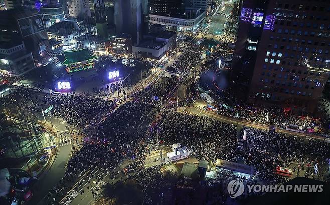 2026년 맞이하는 시민들 (서울=연합뉴스) 서명곤 기자 = 2026년 새해 첫날인 1일 서울 종로 보신각에서 열린 제야의 종 타종행사에서 시민들이 타종 모습을 지켜보고 있다.   2026.1.1 seephoto@yna.co.kr