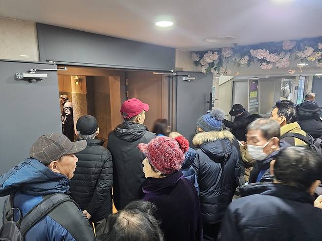 공연장 입장을 기다리는 어르신들 (서울=연합뉴스) 김동한 수습기자 = 31일 오후 3시께 서울 서대문구 소재 실버영화관 '청춘극장'에서 열린 '청춘 송별회' 자리가 전석 매진되자 어르신 관람객들이 입석을 위해 줄을 기다리고 있다. 2025.12.31 moved@yna.co.kr