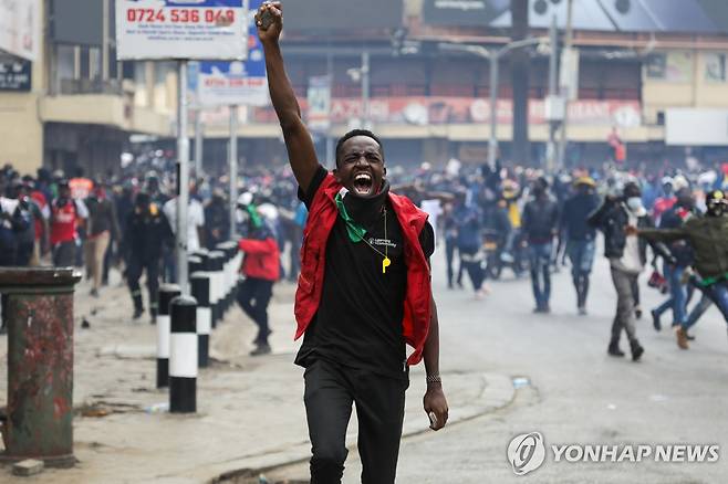 케냐 나이로비 도심서 Z세대 시위 1주년 구호 외치는 군중 [EPA 연합뉴스 자료사진. 재판매 및 DB 금지]