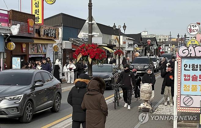 '붐비는 경주 황리단길' (경주=연합뉴스) 김현태 기자 = 2026년의 첫날인 1일 경북 경주시 황리단길이 관광객들로 붐비고 있다. 2026.1.1 mtkht@yna.co.kr
